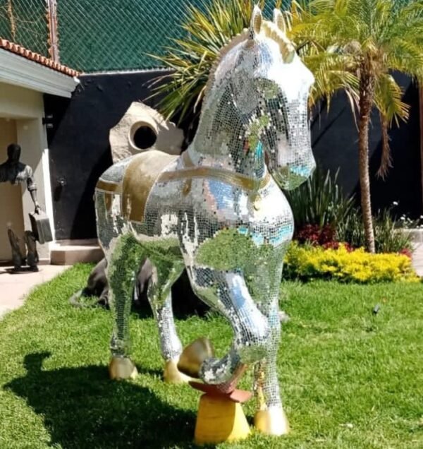 caballo grande de fibra de vidrio y cristales